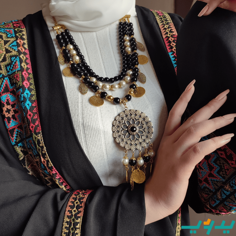 عقد ملكي ثلاث أدوار - من أحجار العقيق واللؤلؤ