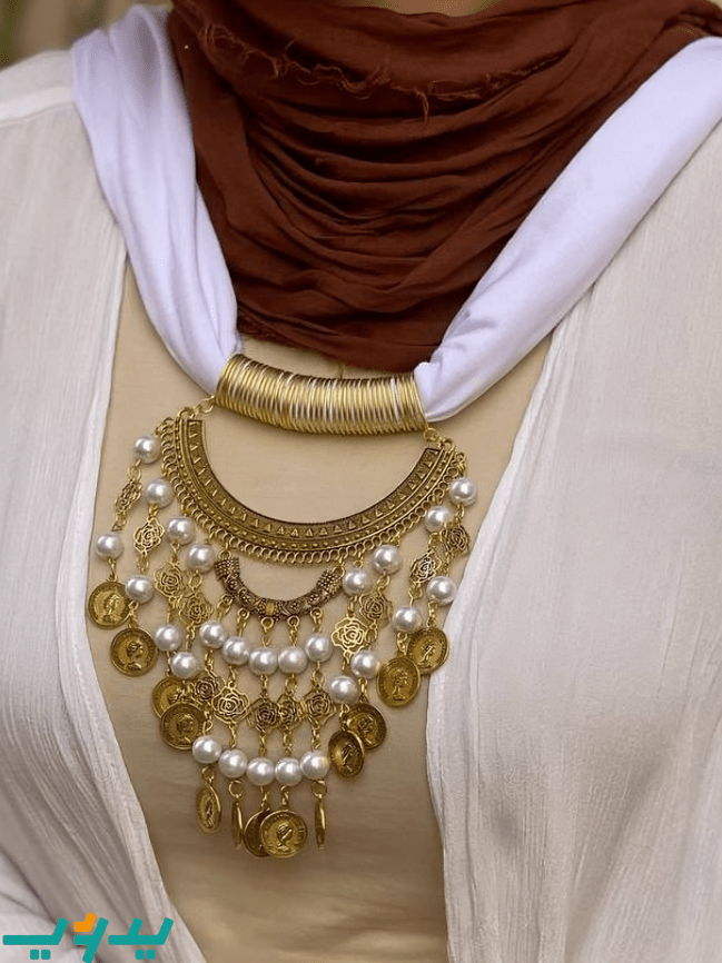 شال رقبة نادين – أبيض بأحجار اللؤلؤ