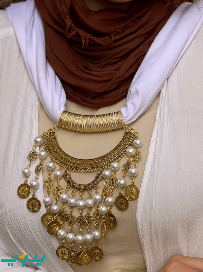 شال رقبة نادين – أبيض بأحجار اللؤلؤ