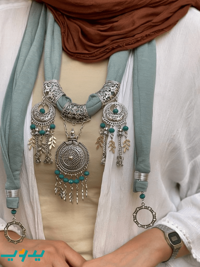 شال رقبة رقيه – رمادي بأحجار الكريستال