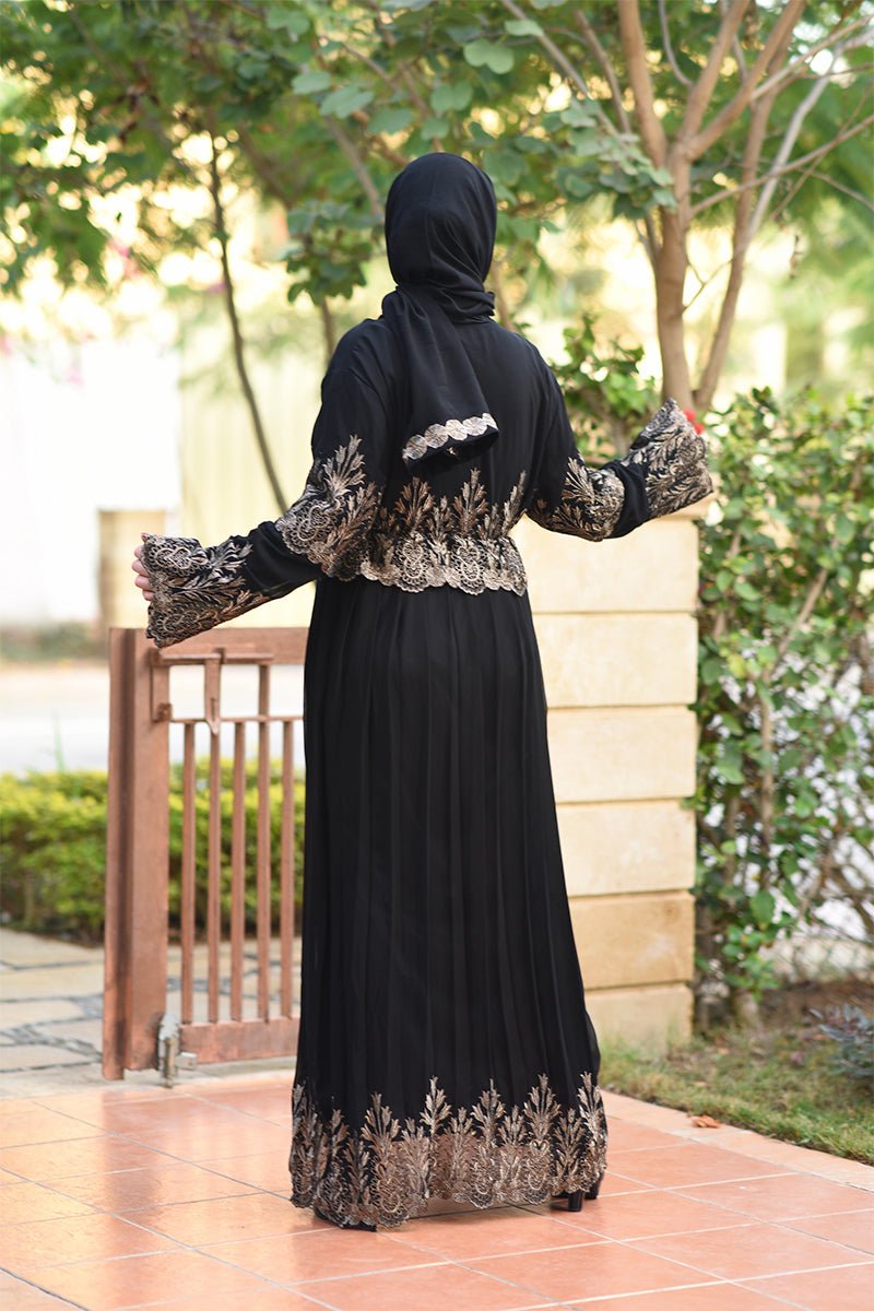 عباية سالمة مع لمسات راقية - كريب أسود