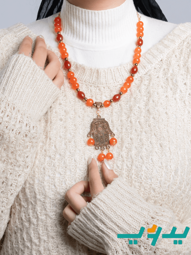 عقد غدير - من أحجار المرمر مع الهيماتيد