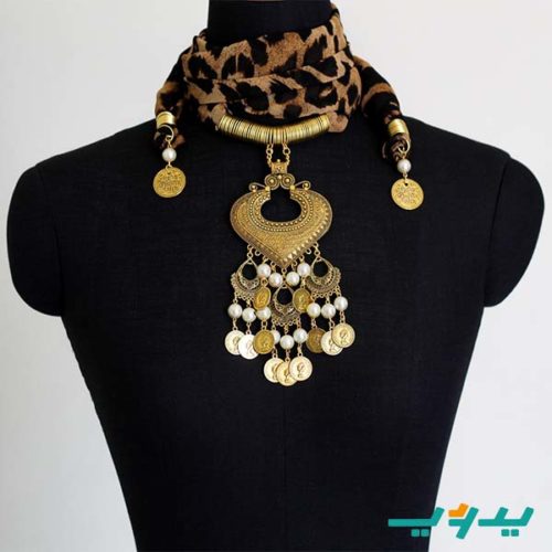 شال رقبة بالعقد و دلايات اللؤلؤ الأبيض – بني مزركش (7550573936854)