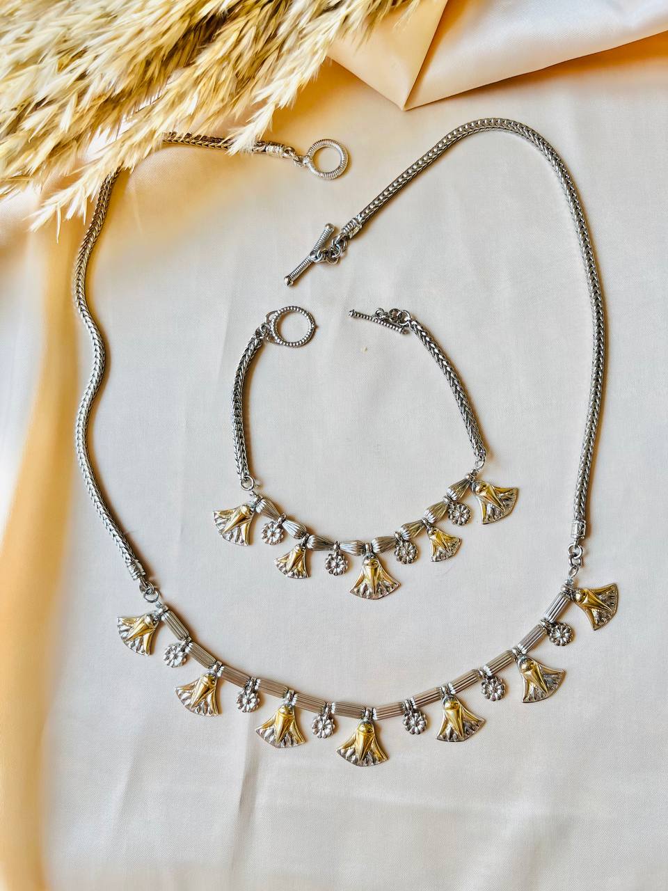 طقم عربي راقي مطلي ذهب و فضة