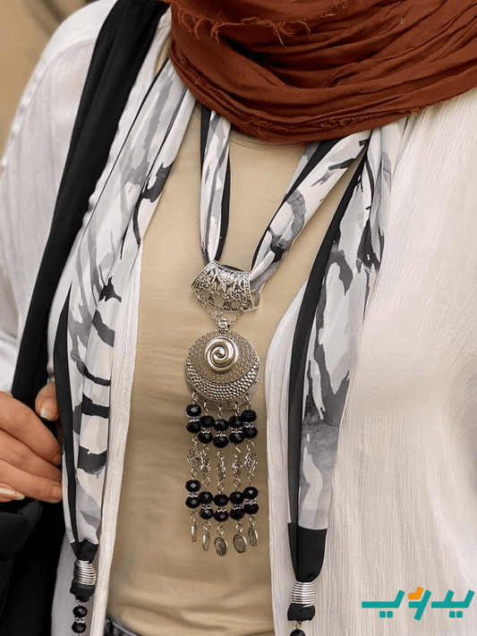 شال قبة نوران – أسود وأبيض مرصع بأحجار الكريستال